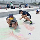 完成前道路に自由な絵　宇都宮・野高谷立体でアートイベント　ゆいの杜小６…