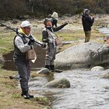 塩原温泉街の箒川で渓流釣り解禁　500人が釣り糸垂らす　那須塩原