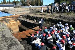出現した城の堀跡 見学