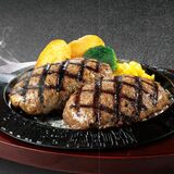 鉄板からはみ出る450ｇ　超大型爆弾ハンバーグ　フライングガーデン創業祭