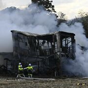 足利で倉庫全焼し、住宅に延焼　住民の男性と連絡取れず