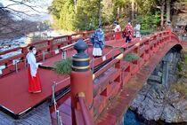 「神橋」ですす払い 日光