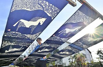 染色工芸　猿　さる　染め付け　額装　壁掛け　藍染め 来年の干支「午」の壁掛け作り最盛期 大田原の藍染め店「紺屋」 邪気