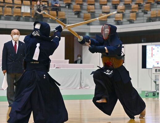 剣道成年女子決勝　先鋒・竹中（右）がメンを狙う＝宇都宮市のユウケイ武道館