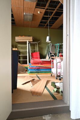 地震の影響で天井が剥がれ落ちた下野市国分寺小体育館２階の倉庫＝21日正午、下野市小金井４丁目