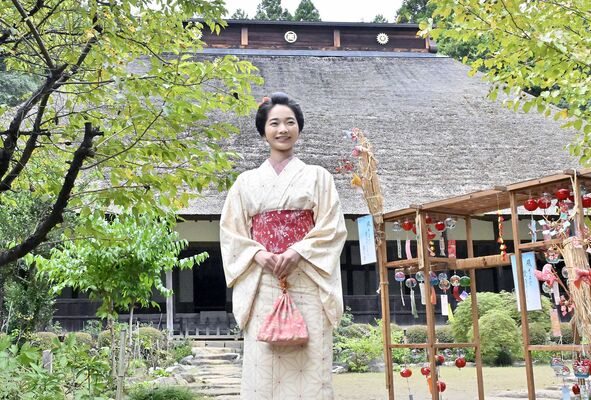 役衣装姿で報道陣の撮影に応じる見上愛さん＝14日午後４時35分、大田原市黒羽田町