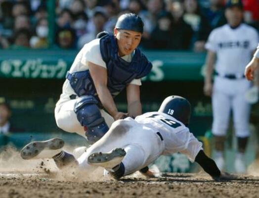 　三重―大阪桐蔭　９回裏三重２死二塁、秋山の左前打で本塁を突いた二走中森をタッチアウトにする捕手藤田＝甲子園