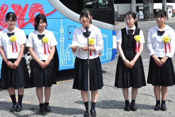 高速バスのラッピングデザインを考えたさのてぃーんずの高校生５人。