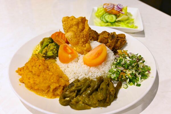 本場のスパイスが効いた味わいを楽しめる「カレーセット」