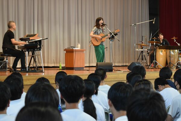壬生中の生徒を前に生演奏を披露するサトウさんら