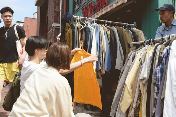 各店舗は掘り出し物を求める来場者でにぎわった