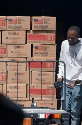 　コンゴの首都キンシャサ郊外の倉庫から運び出されるＵＳＡＩＤの支援物資＝２０２５年４月（共同）