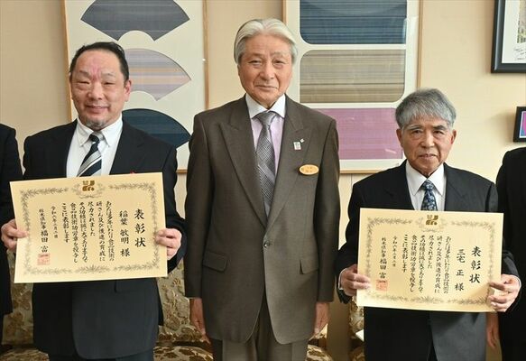 福田知事（中央）から表彰状を授与された稲葉さん（左）と三宅さん＝２日午後、県庁