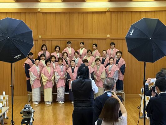 ６年ぶりのポスター制作に向け撮影を行う「市女将の会」