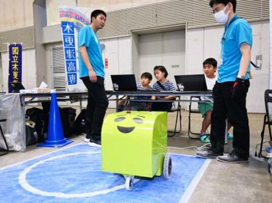 　巡回型展示会「ＫＯＳＥＮ　ＰＡＲＫ」に出展した、木更津高専の「ラインカー」のロボット＝１７日午後、宇都宮市