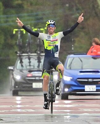 三つどもえのゴールスプリントを制して初優勝し、両手を広げて喜ぶルイ・コスタ（アンテルマルシェ・サーカス・ワンティ）＝宇都宮市森林公園周回コース、河野光吉撮影