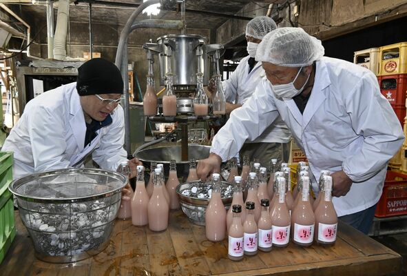 桃の節句を前に行われた瓶詰め作業