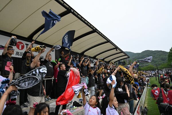 栃木シティの試合で盛り上がる客席（栃木シティ提供）