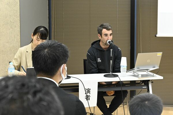 患者らを前に、前向きに人生を歩むこつなどについて話すロサーノ選手（右）＝１８日午後、宇都宮市宮みらい
