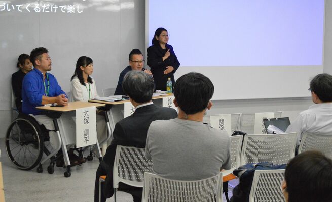 出席者たちと意見を交換するパネリストたち（左奥）。左から大塚代表理事、大村主宰、鈴木事務局長＝30日午後、宇都宮大陽東キャンパス内