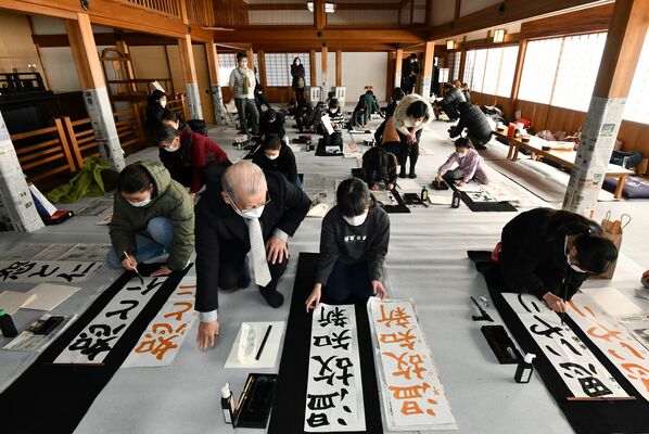 方丈で書き初めに臨む子どもたち＝６日午前10時20分、足利市昌平町