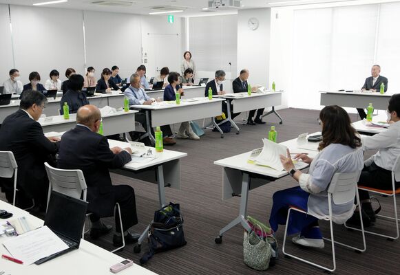子どもの貧困撲滅５か年計画の事業評価などが報告された小山市子ども・子育て会議＝５月下旬