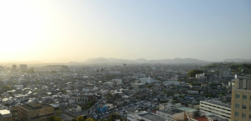 黄砂が確認された宇都宮市内。好天時は正面に見えるはずの男体山はかすんで見えない＝13日午後５時15分、県庁15階展望ロビー