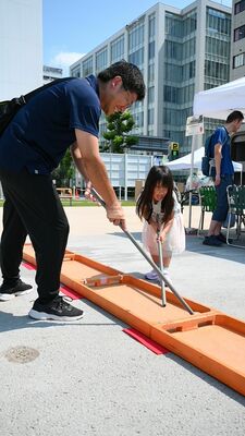 スポーツ・レクリエーションの種目体験で「ボックスホッケー」を楽しむ参加者＝７日午後０時35分、ライトキューブ宇都宮