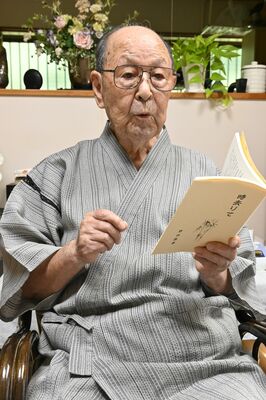 足尾銅山で働いた栃木中学校時代を振り返る野住さん＝７月下旬、宇都宮市御幸本町