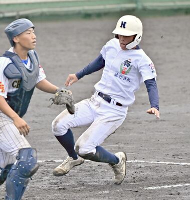 ８回、佐野日大の吉澤の犠打で三走・中村が勝ち越しのホームイン＝山梨県富士吉田市の富士北麓公園野球場、広瀬華撮影
