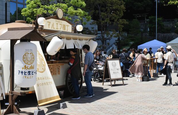 アサヒビールが開催する「出張マルエフ横丁」＝10日午後、宇都宮市