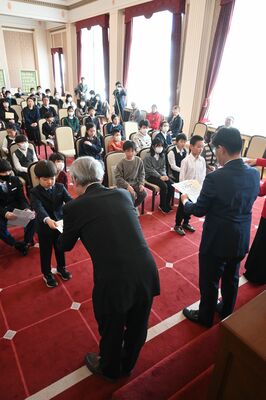 県子ども大使の認定証を授与される児童ら＝18日午後、県庁昭和館