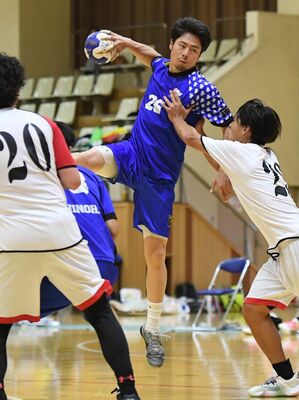 高校・一般男子の部決勝　後半16分、栃の葉クラブの猿山がシュートを決める＝マルワ・アリーナとちぎ