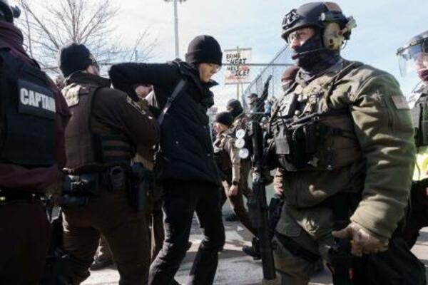 　米中西部ミネアポリス近郊で移民取り締まりに抗議し、拘束される人＝１日（ロイター＝共同）