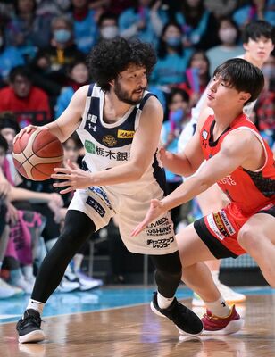 第４クオーター、交代出場したブレックスの田臥（左）＝佐賀市のＳＡＧＡアリーナ