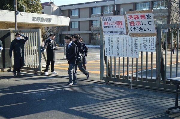 午前の試験を終えて会場を出る受験生たち＝14日午後０時35分、宇都宮市峰町