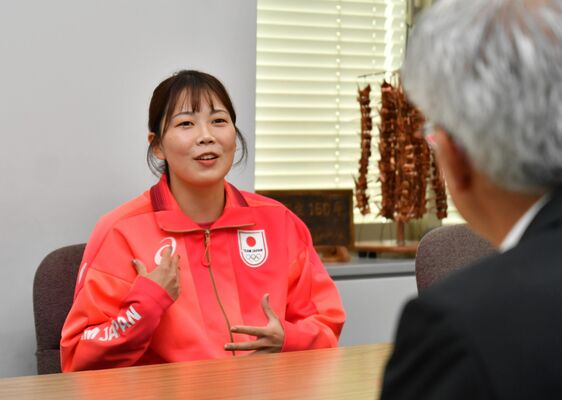 中村県生活文化スポーツ部長（手前）に五輪出場を報告する榎本＝鈴木久崇撮影