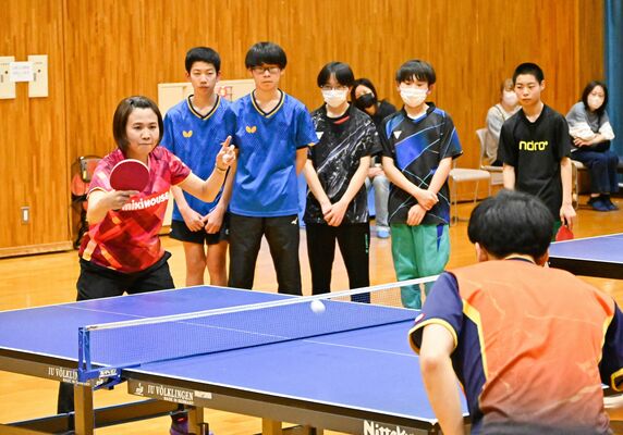 平野さん（左）のプレーを熱心に見詰める参加者