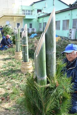 門松製作を進める会員ら
