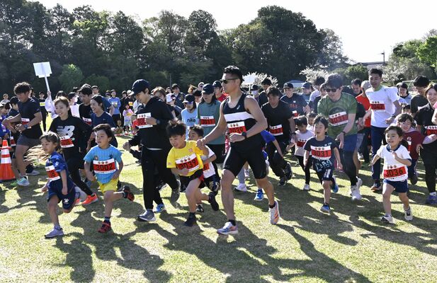 親子（小学１年生）のクラスでスタートを切る参加者ら