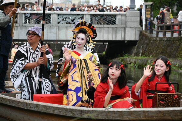 遊覧船に乗る花魁などの出演者たち
