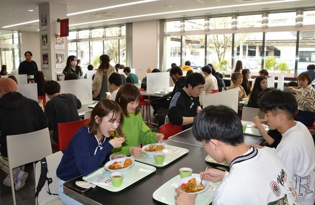 無料の学食を食べる白鴎大生