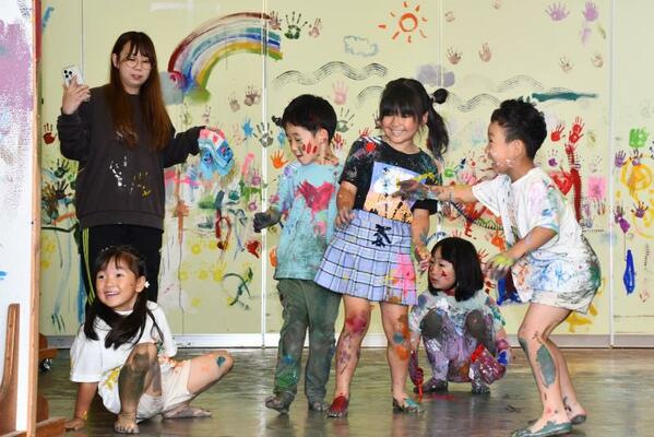 絵の具まみれになりながら園舎で遊ぶ子どもたち