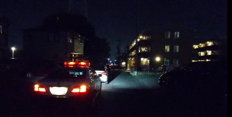 乳児の遺体が見つかった現場付近を調べる警察官＝19日午後、小山市
