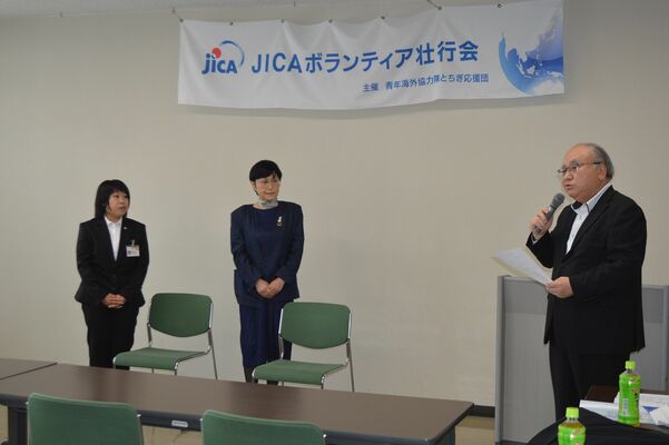 岸本会長（右）から激励を受ける横手さん（左）と鈴木さん＝13日午前、とちぎ国際交流センター