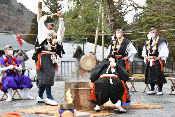 力強くきねを振り下ろす山伏＝２１日午前８時４０分、日光市山内