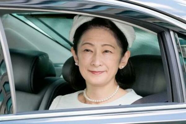 　５９歳の誕生日を迎え、天皇陛下にあいさつするため皇居に入られる紀子さま＝１１日午前、半蔵門