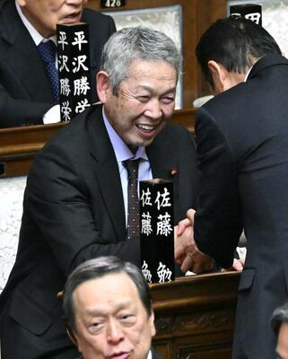 後輩議員からあいさつを受ける佐藤氏＝２３日午後、衆院本会議場