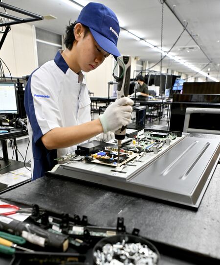 再生作業は独自の基準によって認定されたマイスターが行う=16日午前、宇都宮市平出工業団地