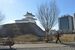 お堀に囲まれ、白しっくいで仕上げられたやぐらが美しい宇都宮城址公園。西には宇都宮市役所を臨む